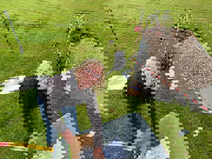 Én af de frivillige vild-havementorer i gang med at arbejde på sommerfuglespiralen