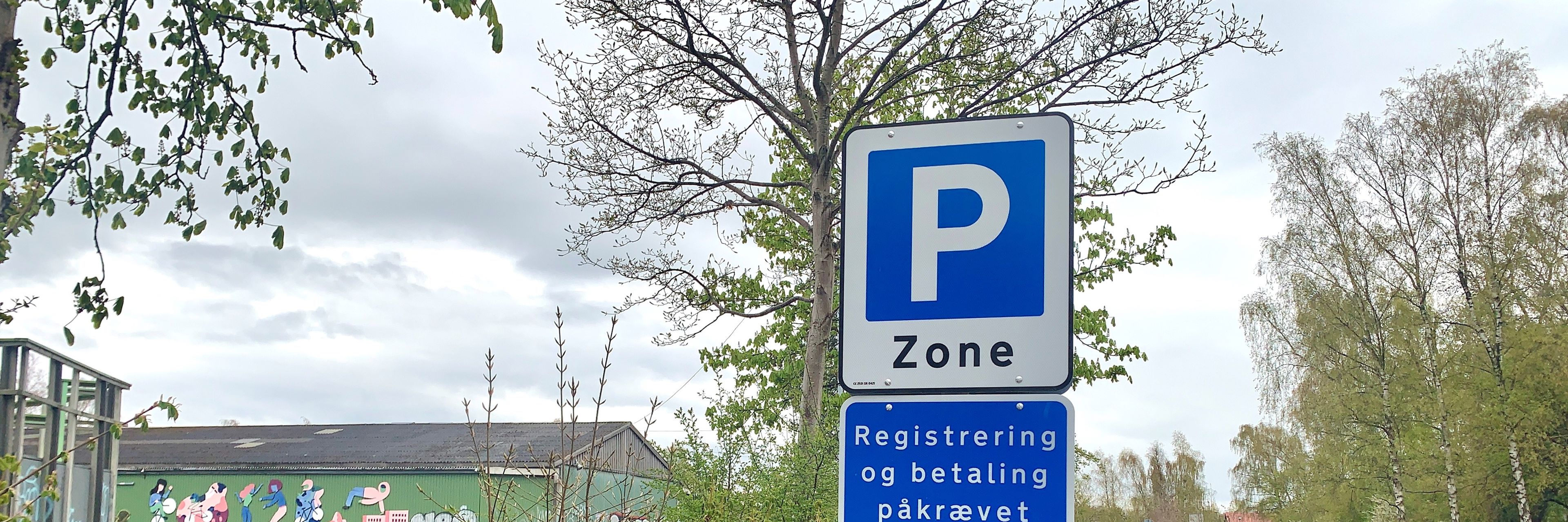 Skilt med tekst om reglerne for registrering af parkering på Musicons store p-pladser