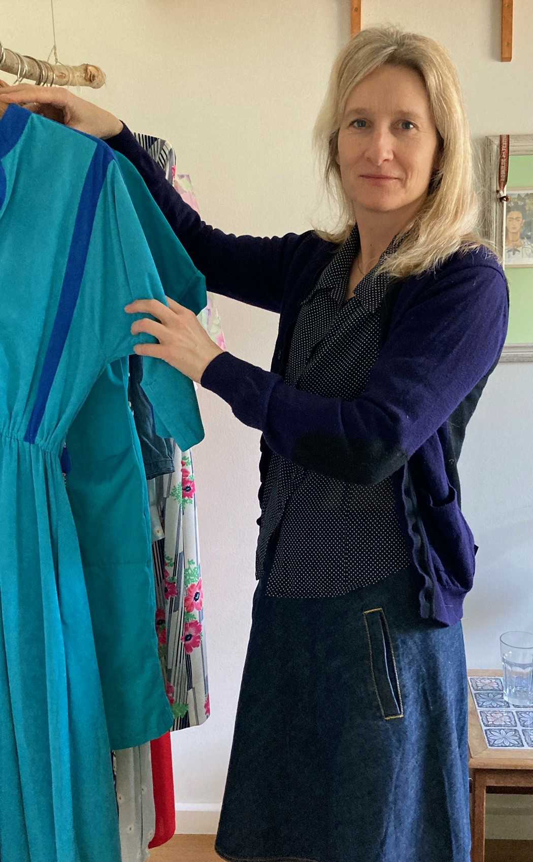 Kristina Petersen viser sin genbrugsgarderobe