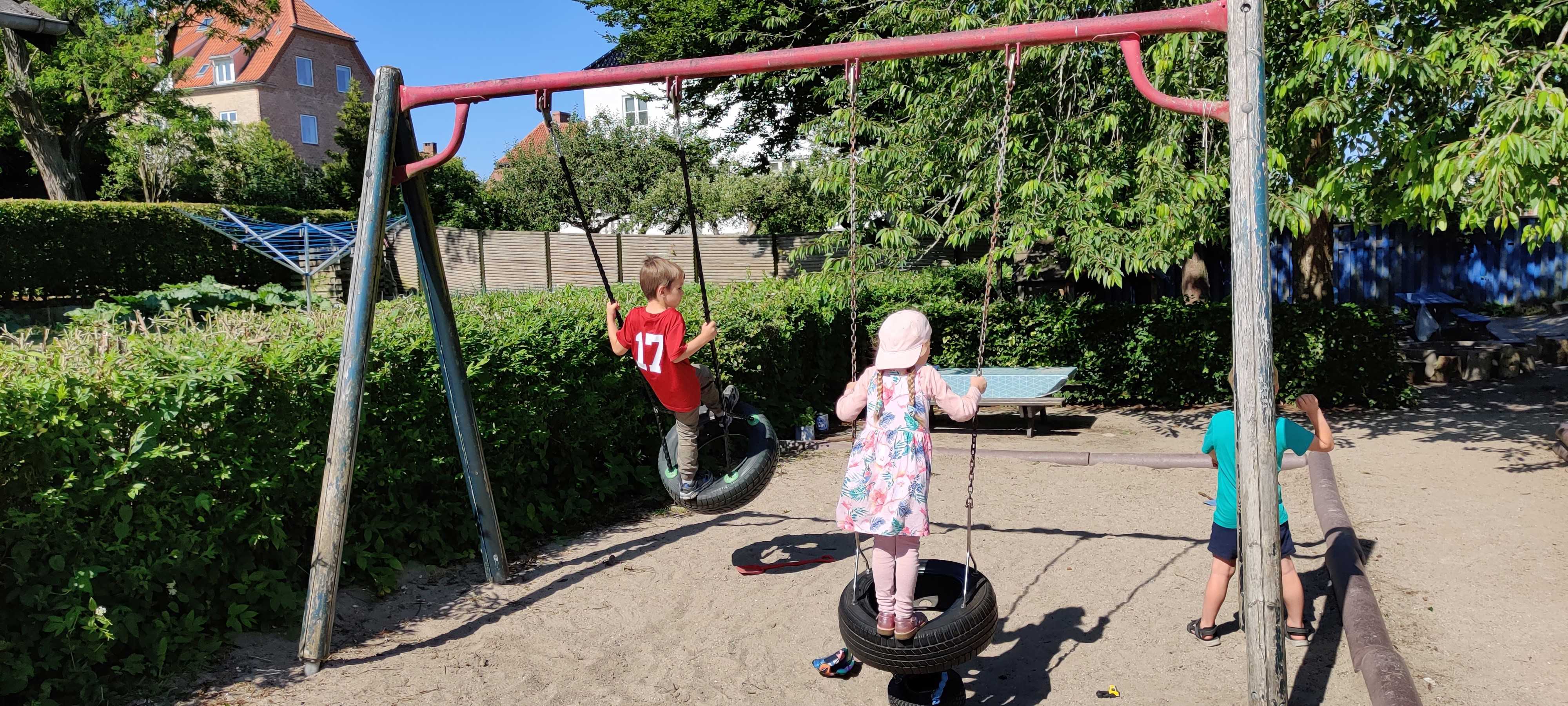 Børn der leger på legeplads