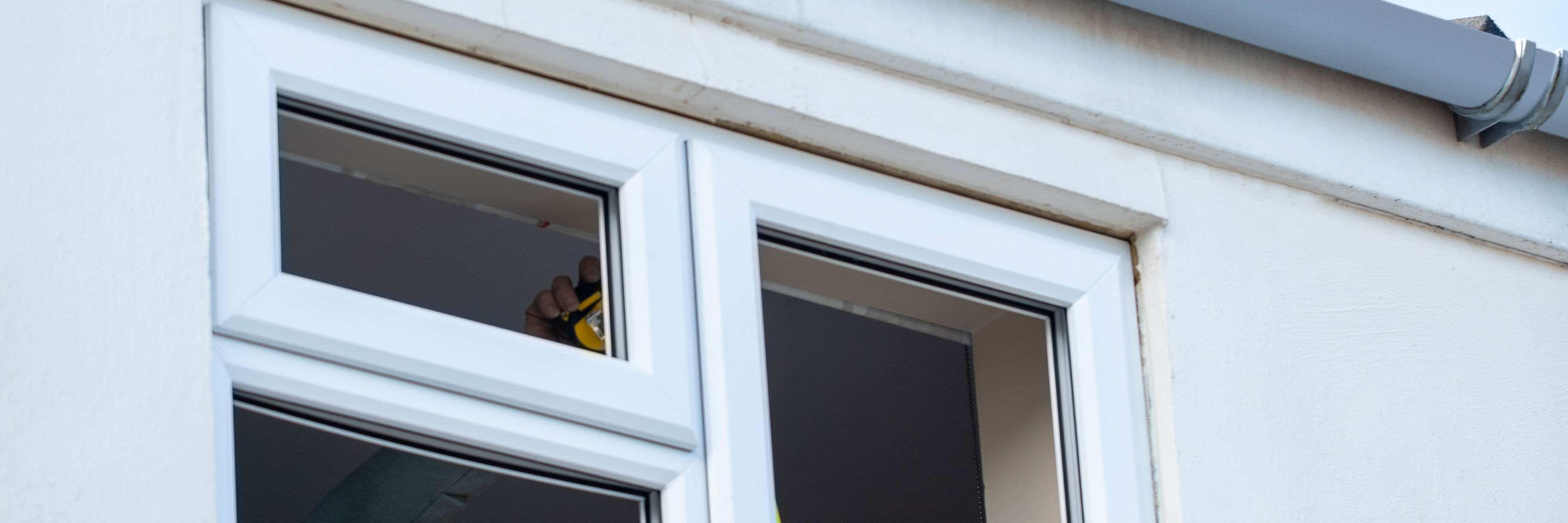 Mand opmåler vinduesparti for at energirenovere dem