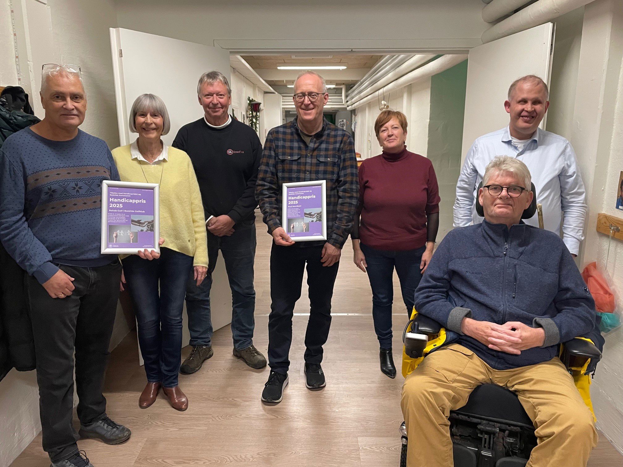 Fra venstre ses repræsentanter fra Rehab Golf under Roskilde Golf Klub, der modtog prisen for særlig arrangement i 2026. I midten ses Poul Henriksen, der modtog årets Handicappris. Til højre ses Priskomiteen for Handicapprisen Gitte Kronbak, Tom Henriques og Anders Fransson.