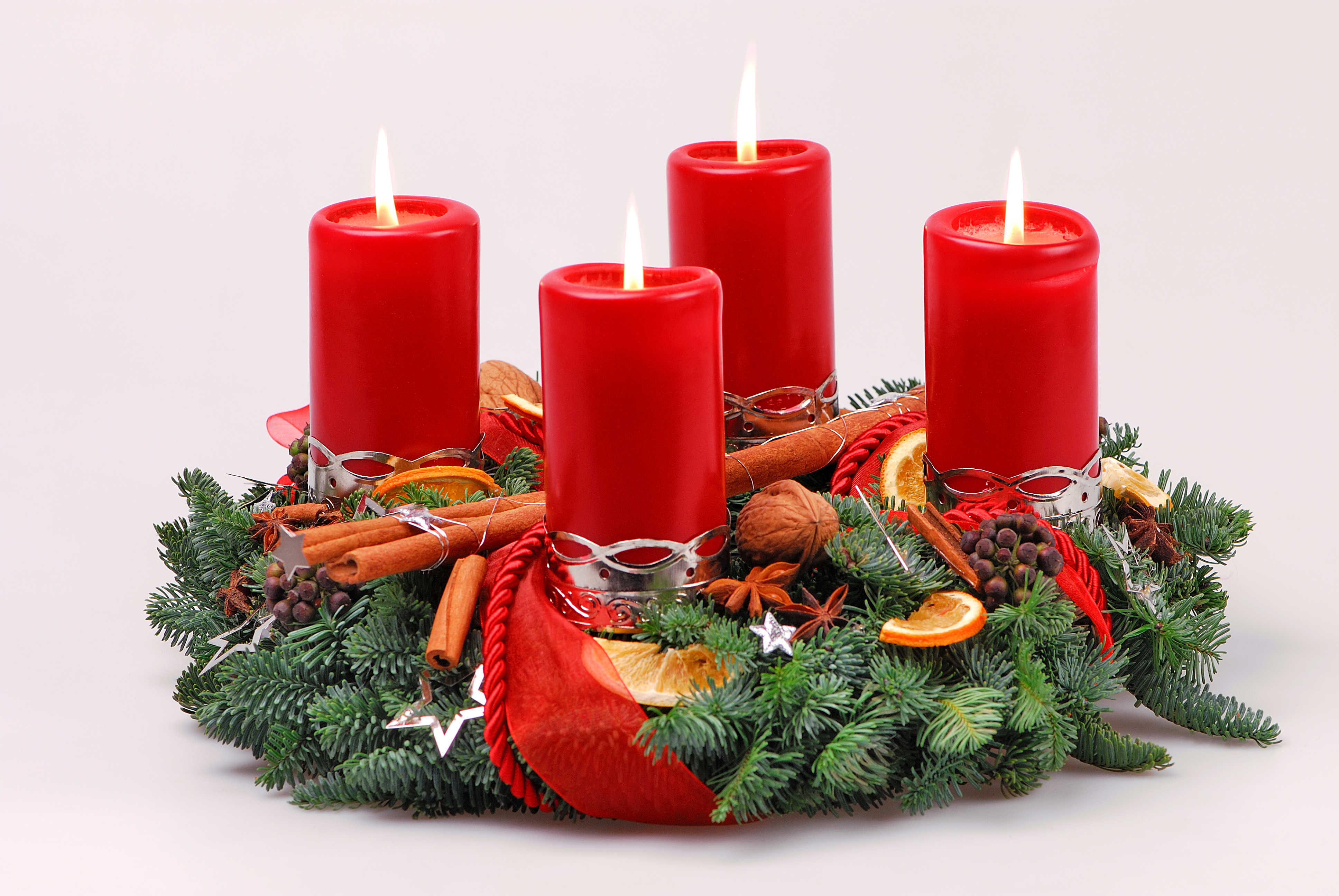 Adventskrans med røde lys og pynt