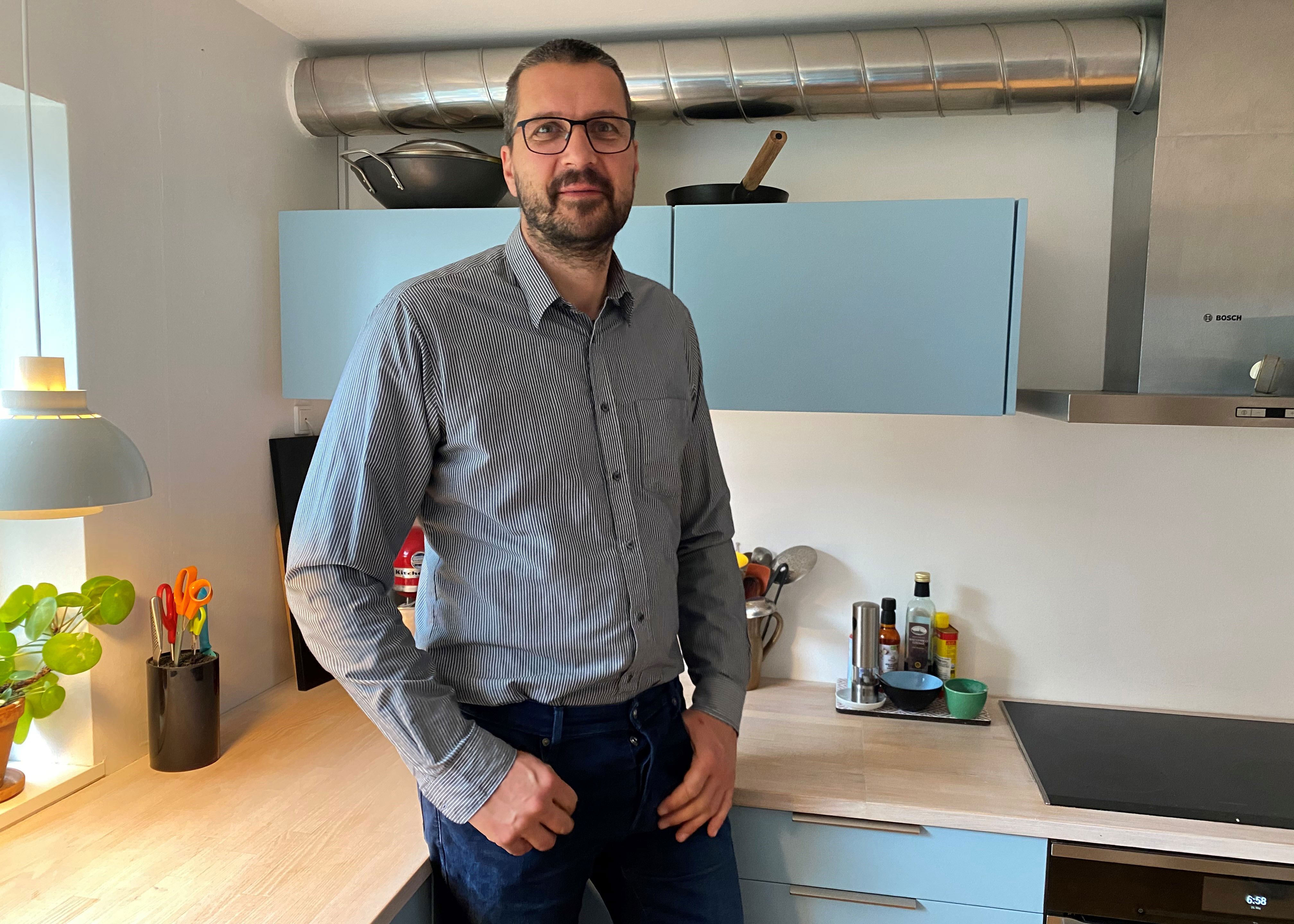 Peter Henningsen står foran sit nye (gamle) genbrugskøkken.