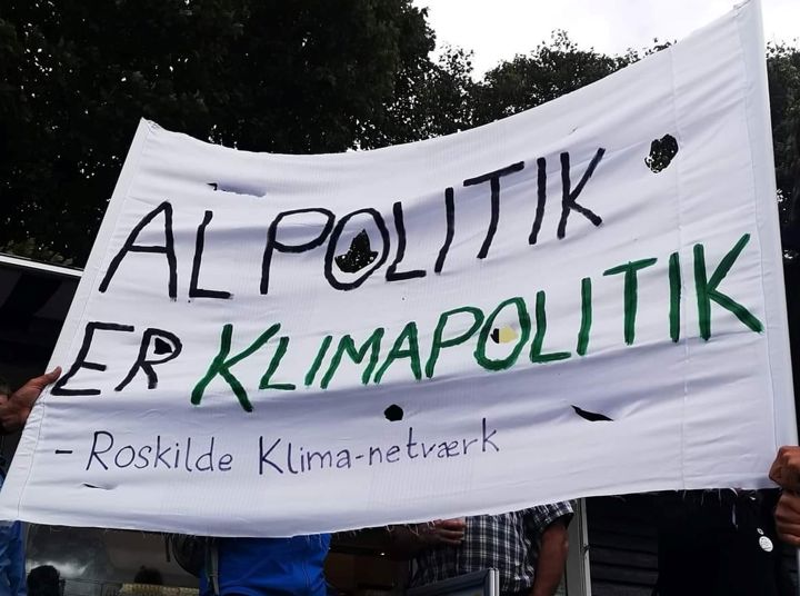 Banner fra Roskilde Klimanetværk: Al politik er klimapolitik