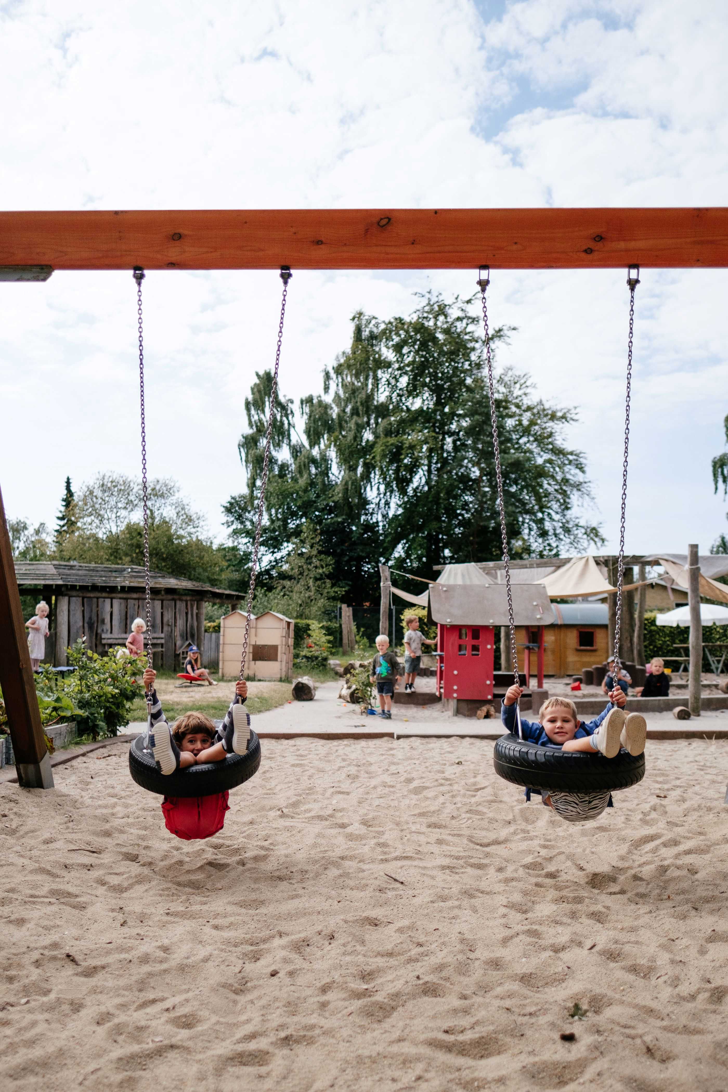 Børn i gynger