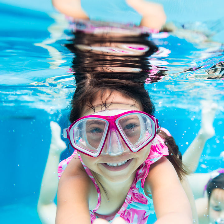 pige under vand med lille dykkerbriller