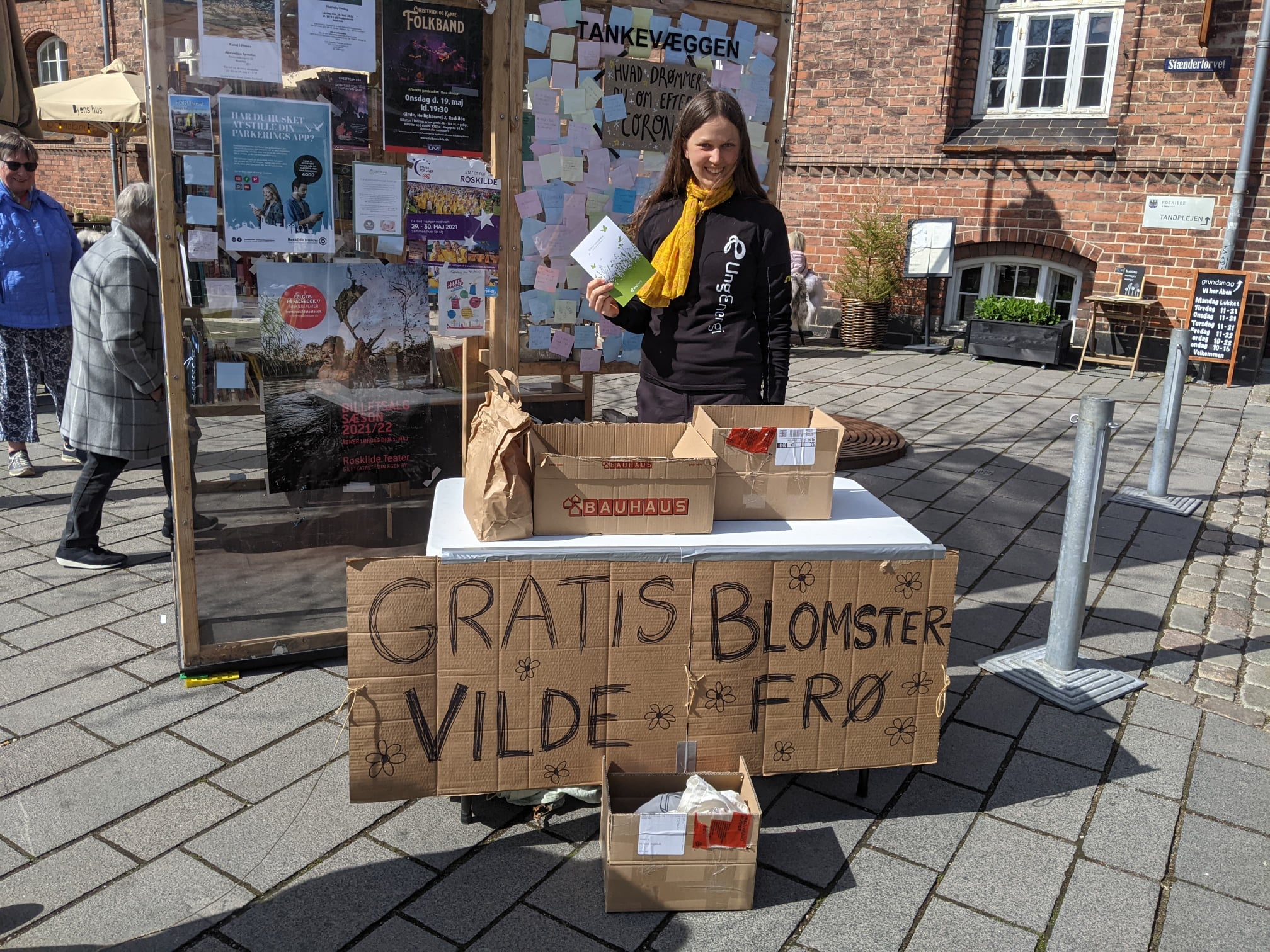 Frivillige fra UngEnergi Roskilde deler vilde blomsterfrø ud på Stændertorvet. 