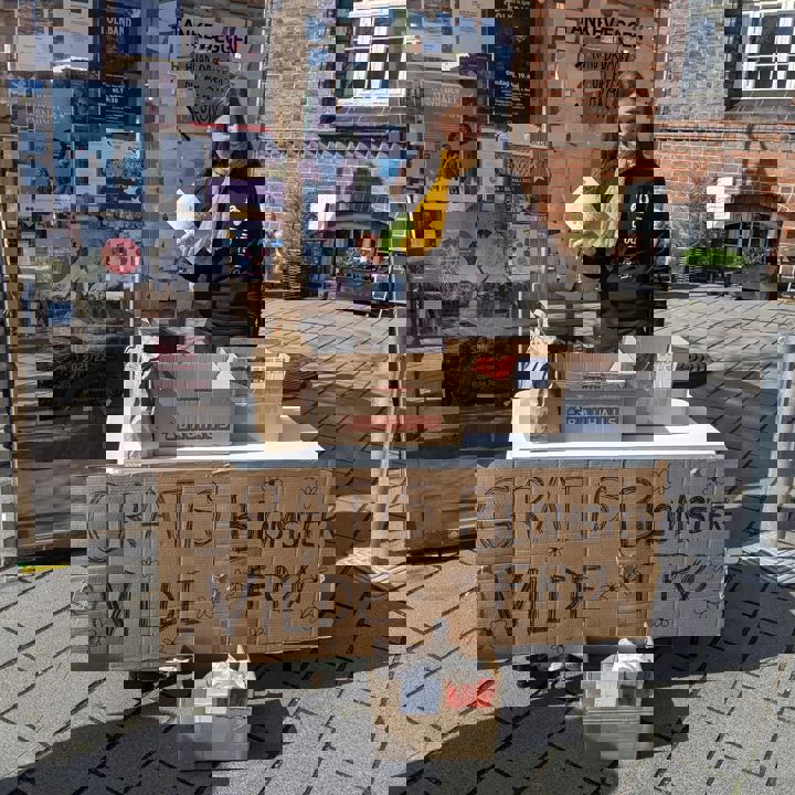 Frivillige fra UngEnergi Roskilde deler vilde blomsterfrø ud på Stændertorvet.