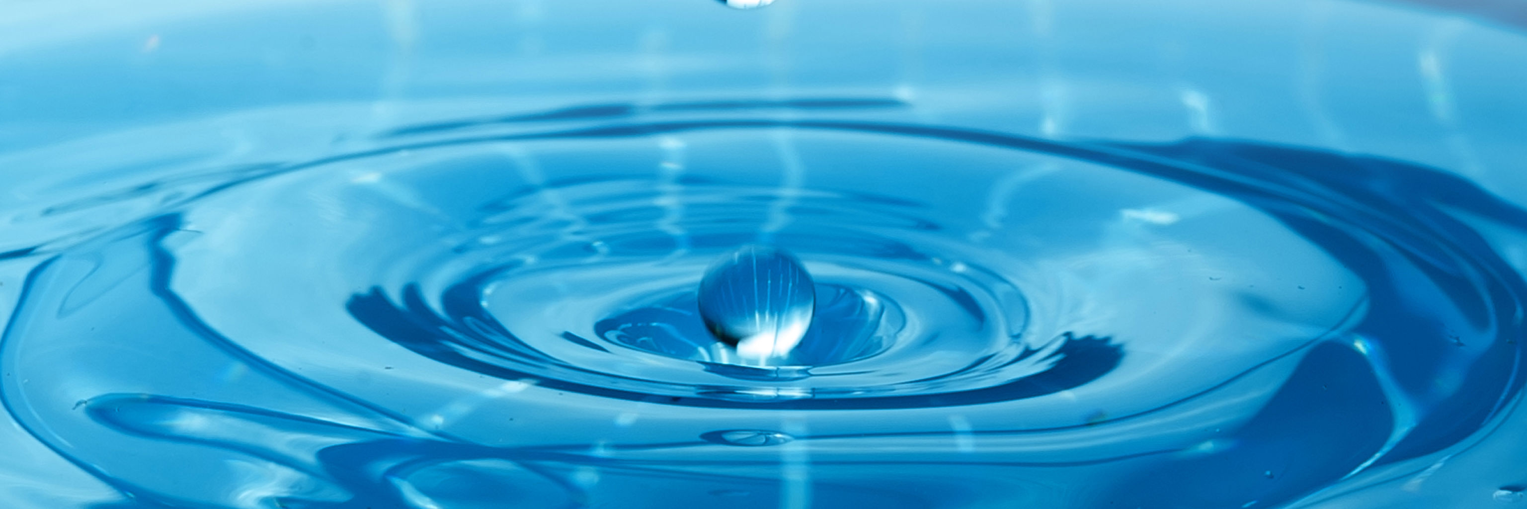 Vanddråber der rammer vandet