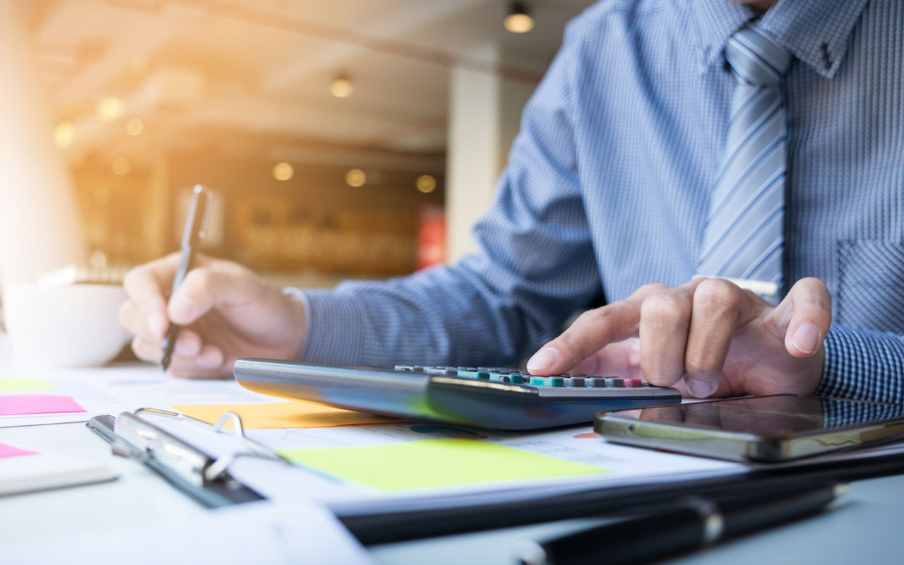 Mand med lommeregner