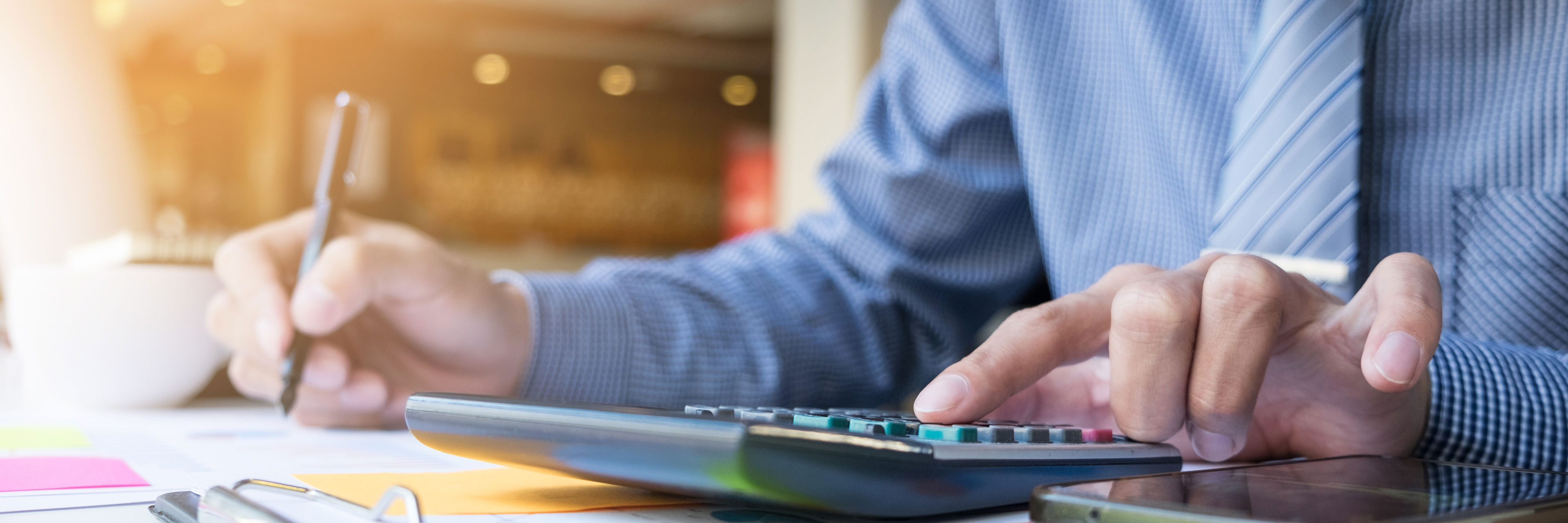 Mand med lommeregner