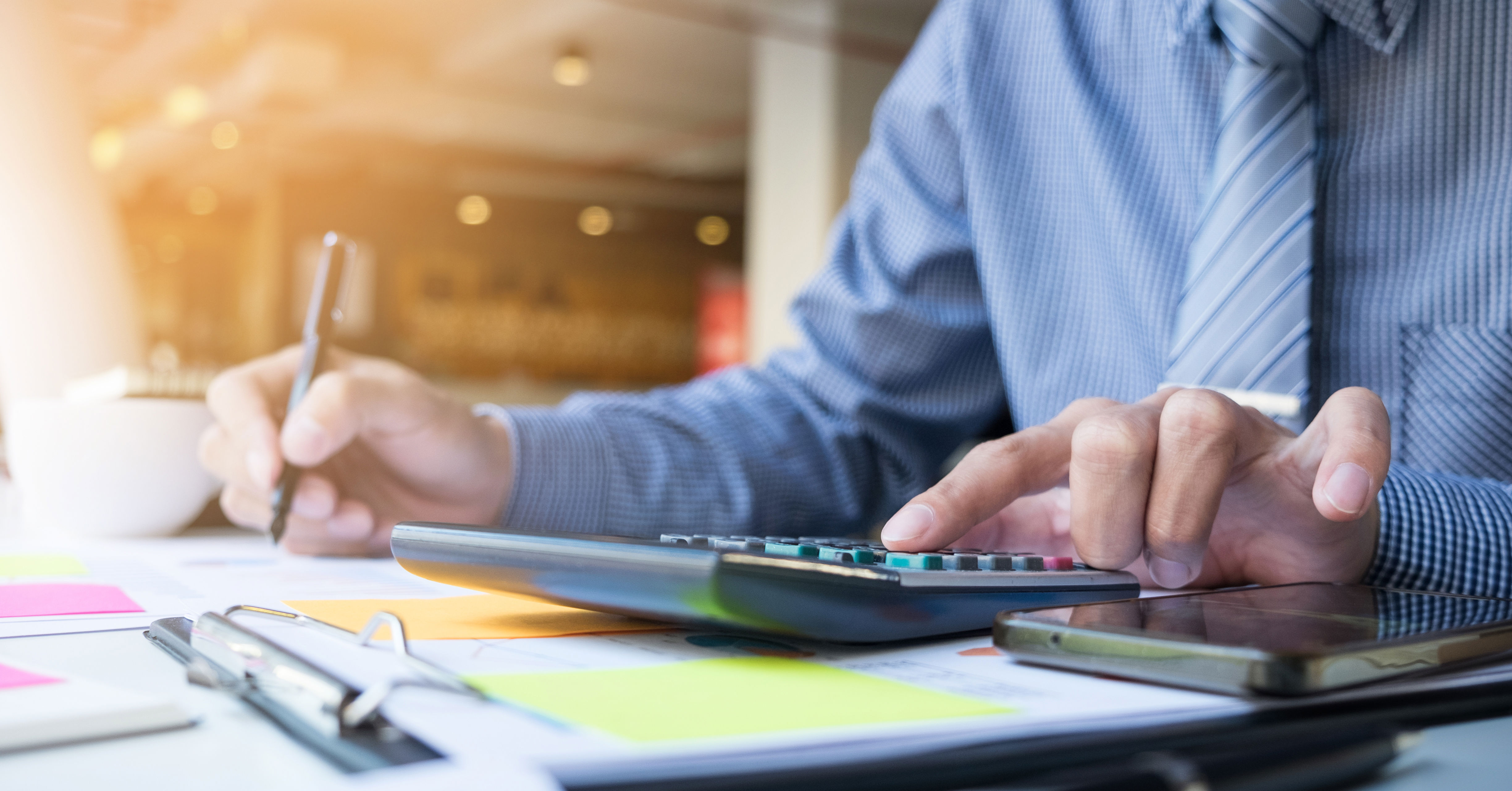 Mand med lommeregner