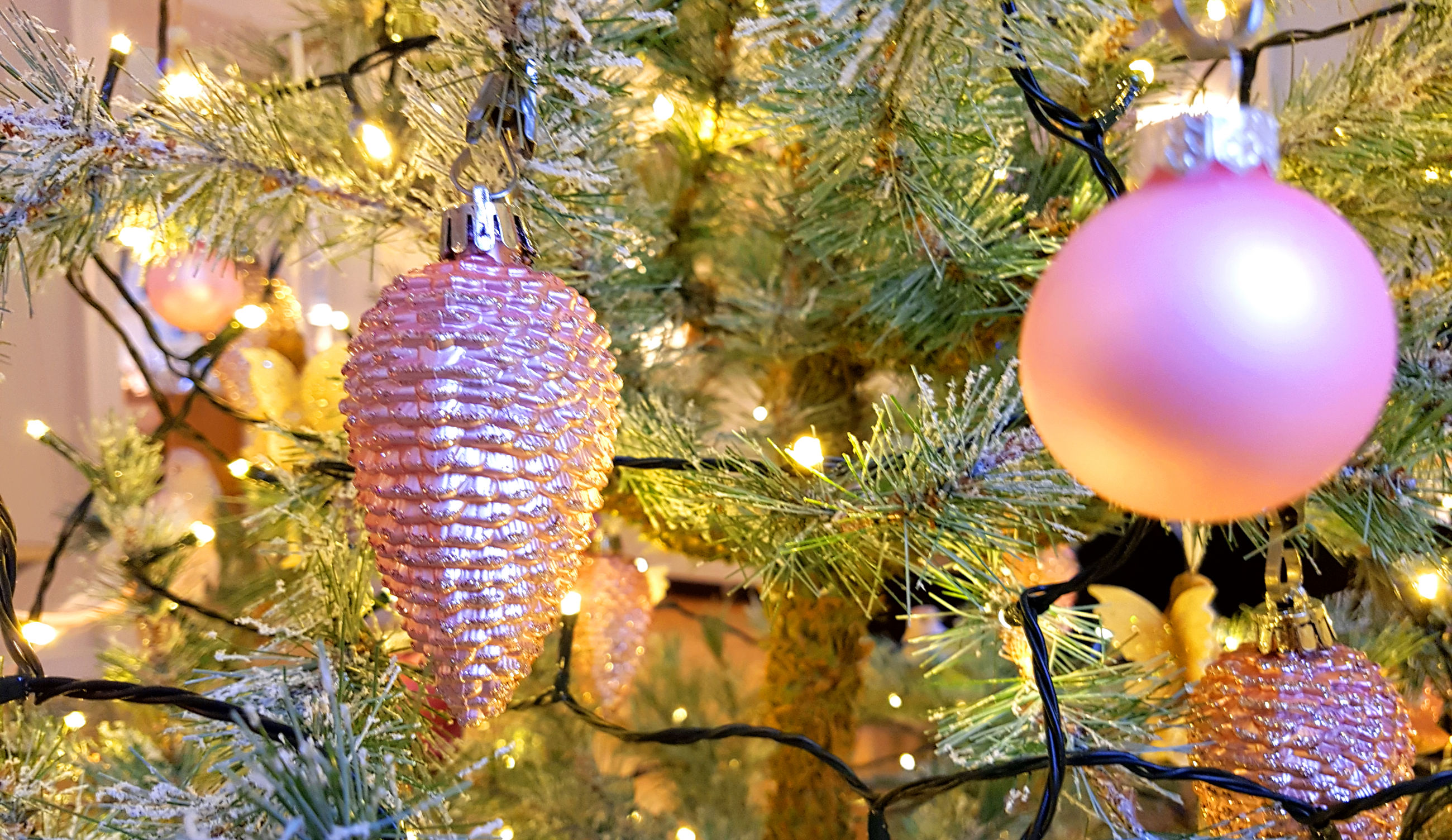 Lyskæde og julekugler på træet