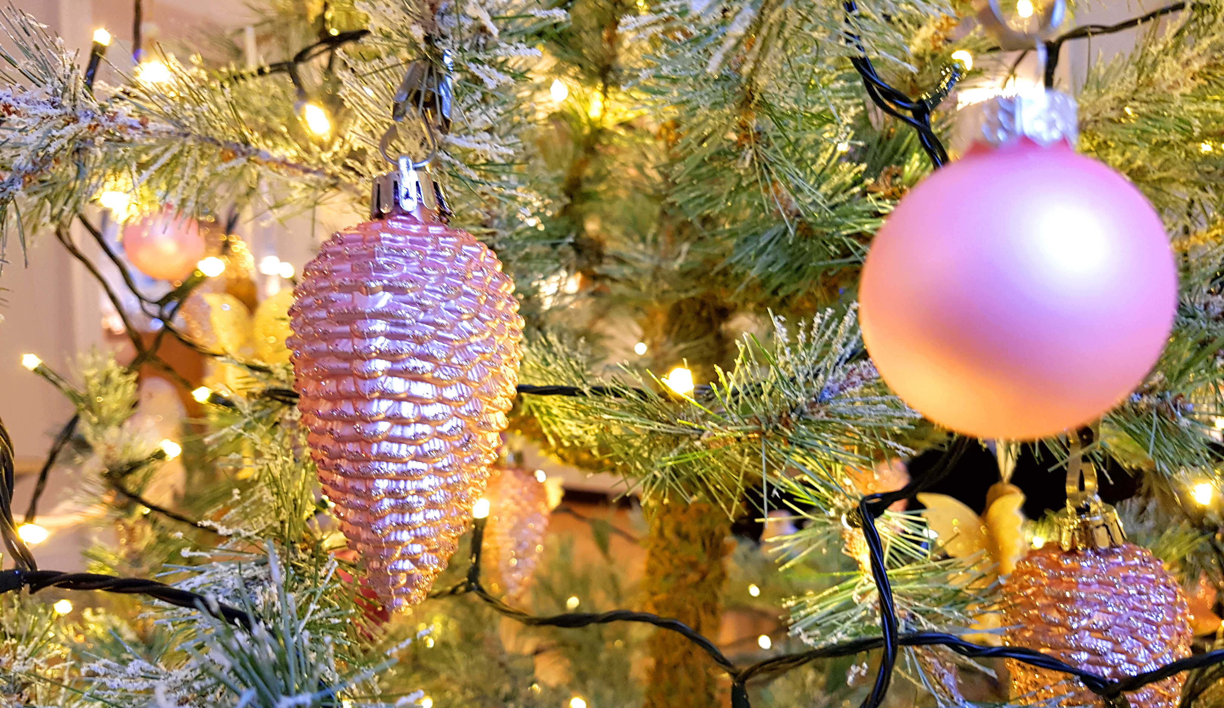 Lyskæde og julekugler på træet