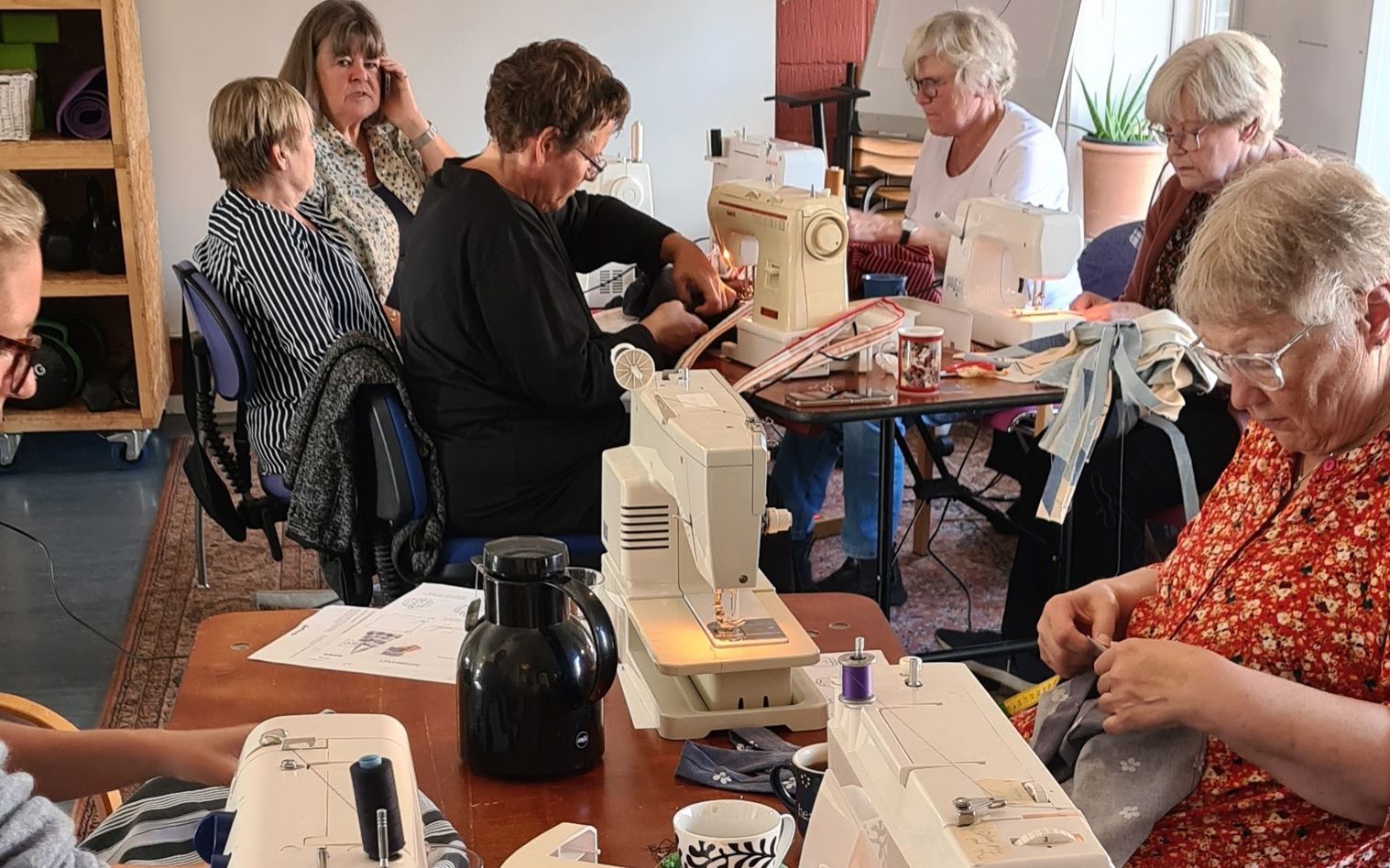 Deltagere laver muleposer på syværkstedet