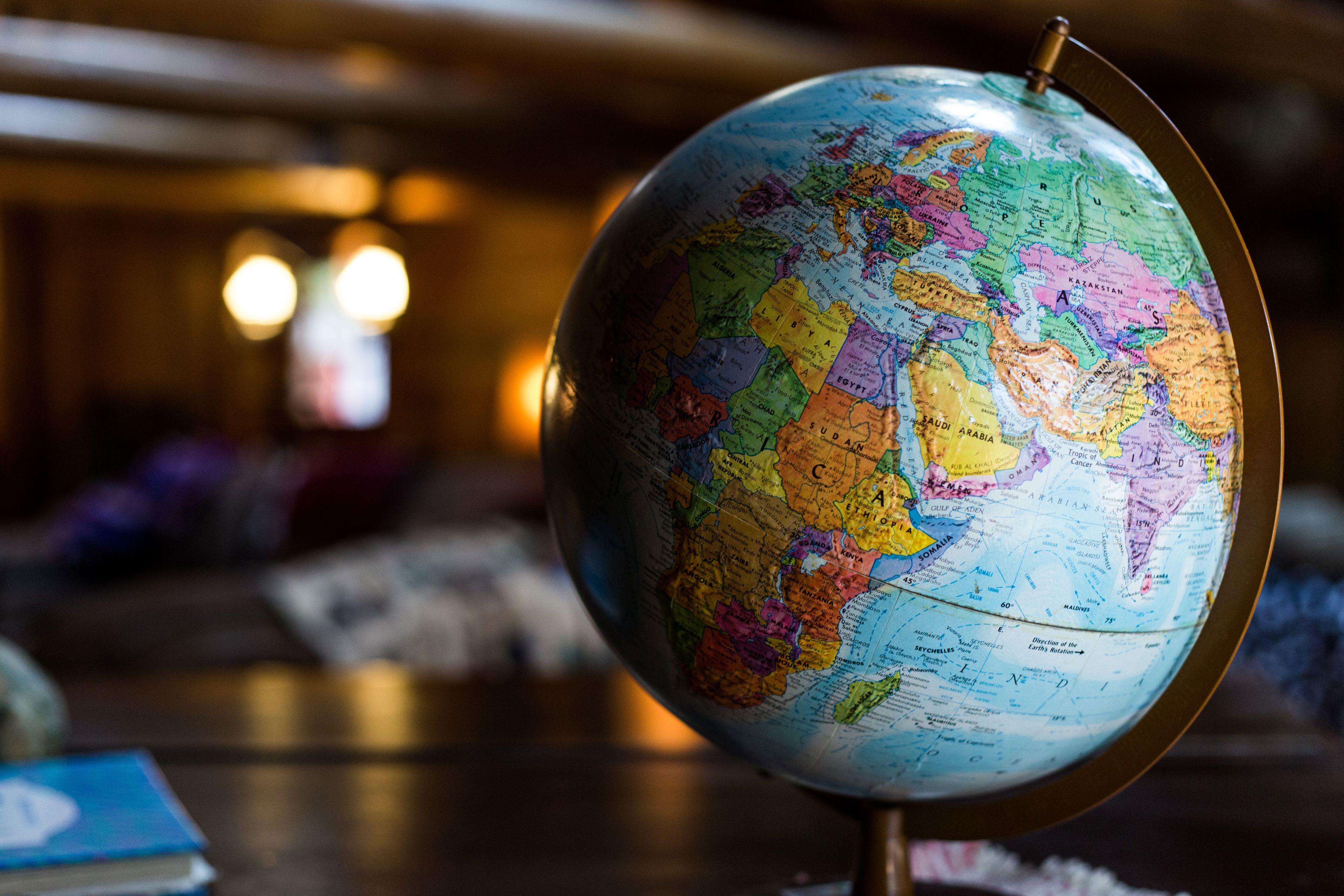 Globus, der står på et bord. Globussen viser mest Afrika.