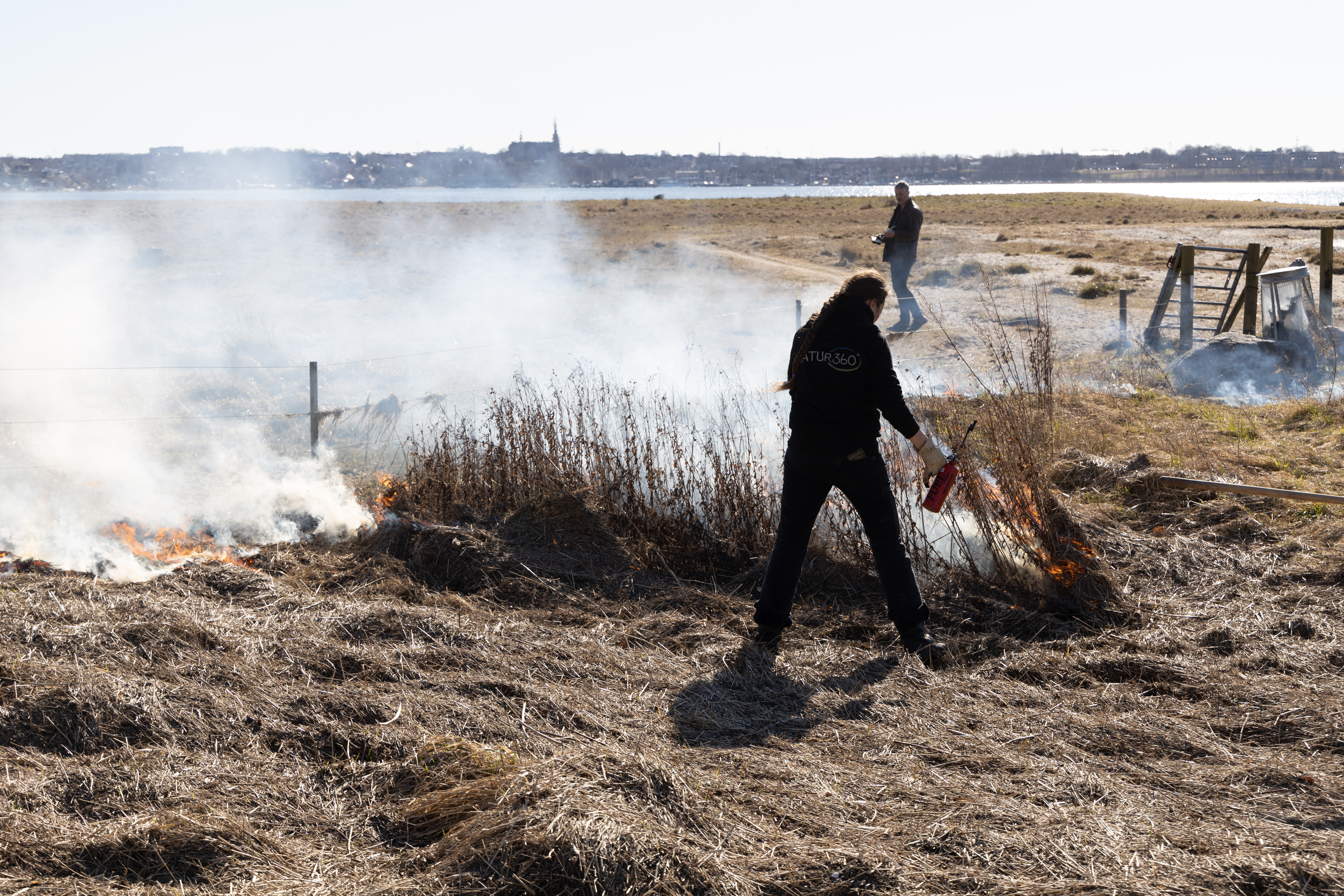 Der sættes ild til førnen med en "meget stor lighter". 
