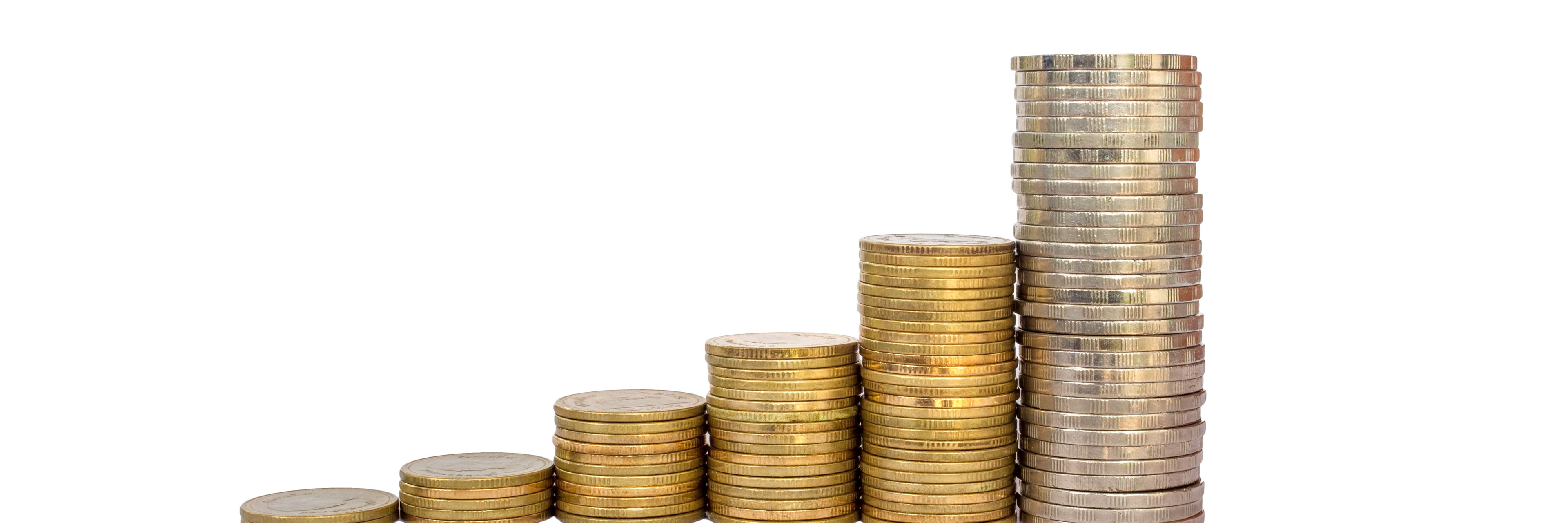 Mønter, der danner pengestakker. Stakkerne bliver højere, jo længere til højre de er.