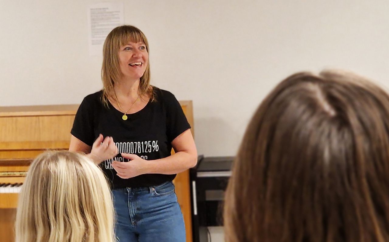 Camilla Tiedt Frith stortrives som korleder og sanglærer på Kulturskolen