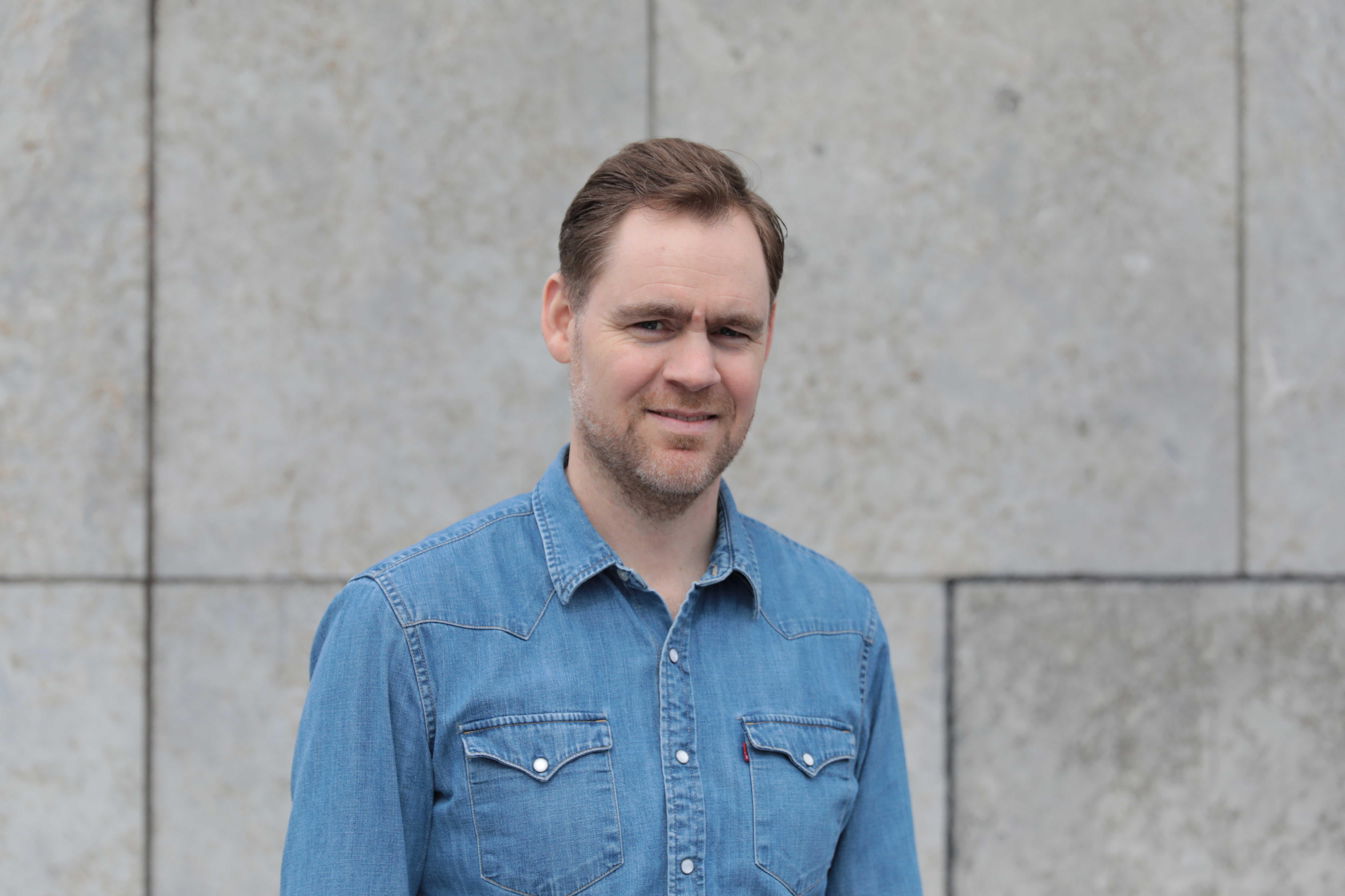 Henrik Bisp i blå denim-skjorte.